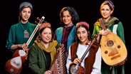 Fünf Frauen lächeln in die Kamera, vier von ihnen halten Instrumente in den Händen. © Farhad Bazazian Foto: Farhad Bazazian