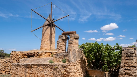 Die Windmühle in Can Garra Seca auf Mallorca, davor ein Brunnen © picture alliance / Zoonar | Tolo 