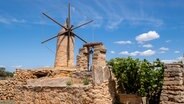 Die Windmühle in Can Garra Seca auf Mallorca, davor ein Brunnen © picture alliance / Zoonar | Tolo 
