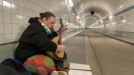 Florian Klaus Rumpf sitzt mit seiner Mandoline im Alten Elbtunnel in Hamburg © NDR 