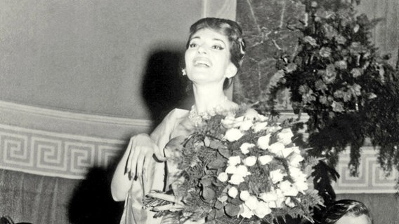 Opernstar Maria Callas mit einem Strauß Rosen nach einem legendären Konzert 1959 auf Tour durch Deutschland © picture alliance / akg-images | akg-images 