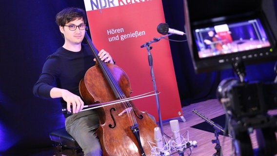 Mark Schumann im Studio bei NDR Kultur © NDR.de Foto: Claudius Hinzmann