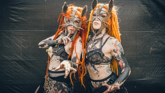 Zwei Frauen in Kostüm auf dem M'era Luna Festival 2019.  Foto: Benjamin Hüllenkremer