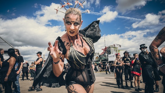 Eine tätowierte Frau auf dem M'era Luna Festival 2019.  Foto: Benjamin Hüllenkremer