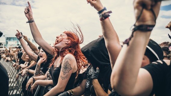 Fans in der ersten Reihe auf dem M'era Luna Festival in Hildesheim 2019.  Foto: Benjamin Hüllenkremer