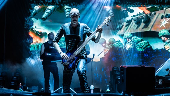 Ein Bandmitglied mit grusleiger Maske spielt Gitarre beim Gothic-Musikfestival M'era Luna 2023. © NDR Foto: Benjamin Hüllenkremer