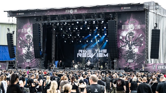 Die Band Rave The Reqviem spielt beim M'era Luna Gothic-Festival vor zahlreichen Besuchern. © dpa Foto: Swen Pförtner