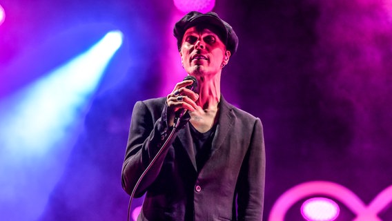 Ville Valo auf der Bühne beim M'era Luna 2023 © NDR Foto: Benjamin Hüllenkremper