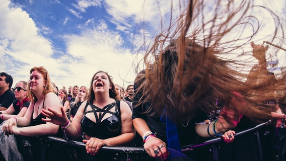 Fans rocken mit zur Musik und Headbangen beim Festival M'era Luna 2023 © NDR Foto: Benjamin Hüllenkremer