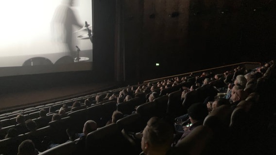 Eindrücke des Pre-Listenings der neuen Metallica-Platte "72 Seasons" in einem Kino in Braunschweig. © NDR/ Janek Wiechers 