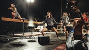 Musikerinnen und Musiker performen, während sie Sport machen. © Kampnagel Foto: Michiel Devijver
