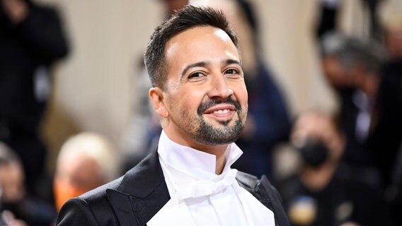 Der US-Komponist, Sänger, Schauspieler Lin-Manuel Miranda im Frack mit weißer Fliege © Evan Agostini/Invision/AP/dpa +++ dpa-Bildfunk Foto: Evan Agostini