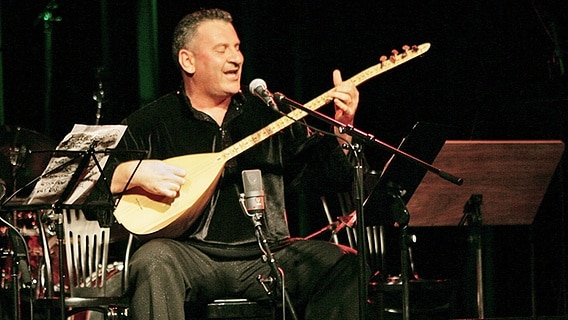 Der armenisch-syrische Musiker Ibrahim Keivo begleitet seinen Gesang auf der Saz, der traditionellen Langhalslaute. Der armenisch-syrische Musiker Ibrahim Keivo begleitet seinen Gesang auf der Saz, der traditionellen Langhalslaute. © Morgenland Festival