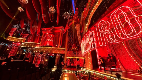 Die Bühne mit Mühle und der Publikumsraum im "Dome" fürs Musical "Moulin Rouge" © NDR Foto: Patricia Batlle