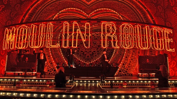 Die Bühne mit Mühle und der Publikumsraum im "Dome" fürs Musical "Moulin Rouge" © NDR Foto: Patricia Batlle