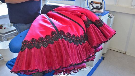 Ein Kleid aus dem Musicals "Moulin Rouge" wird noch gebügelt. © NDR Foto: Patricia Batlle