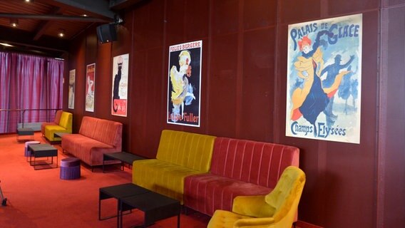 Plakate mit Kunst des französischen Künstlers Toulouse-Lautrec im Dome, Köln © NDR Foto: Patricia Batlle