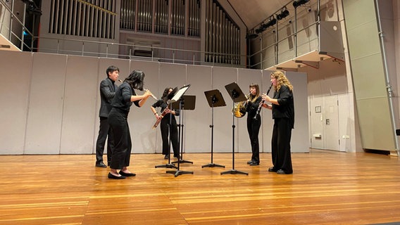 Vier junge Musikerinnen und ein junger Musiker stehen im Kreis und machen gemeinsam Musik. © Linda Ebener / NDR Foto: Linda Ebener / NDR