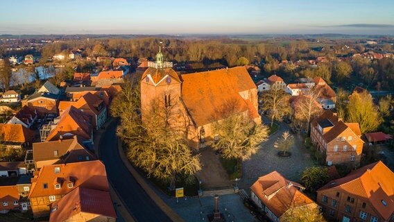 Luftaufnahme der St. Laurentiuskirche im Herzen von Schönberg. © Heiko Preller Foto: Heiko Preller