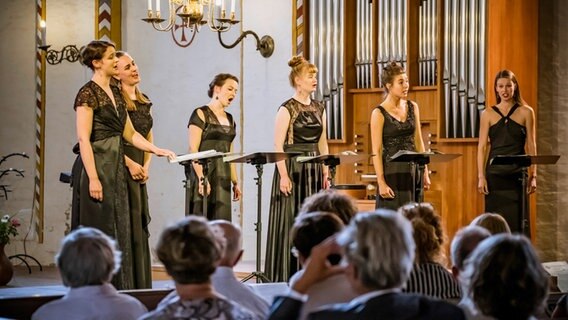 Das Frauen-Vokalensemble Sjella aus Leipzig bei einem Auftritt in der St. Laurentiuskirche. © Heiko Preller Foto: Heiko Preller