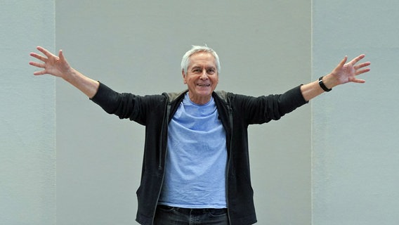 Ein Mann breitet lächelnd die Arme aus (John Neumeier). © picture alliance / dpa Foto: Marcus Brandt