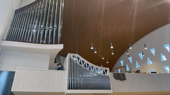 Im Innenraum der Kirche St. Nikolai wird eine neue Orgel eingebaut. © NDR Foto: Ulrike Henningsen