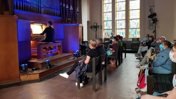 Mann spielt Orgel der Friedenskirche Altona © NDR.de Foto: Petra Volquardsen