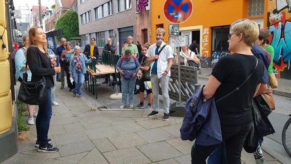 Sandra Starfinger spricht vor einer Gruppe © NDR.de Foto: Petra Volquardsen