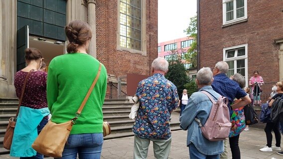 Ein Gruppe lauscht dem Glockenspiel der katholischen St. Joseph Kirche auf der Großen Freiheit © NDR.de Foto: Petra Volquardsen