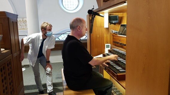 Andreas Fabienke spielt Orgel © NDR.de Foto: Petra Volquardsen
