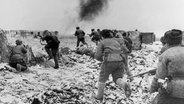 Sowjetische Truppen beim Kampf um Stalingrad (undatiertes Foto). Die Schlacht um das inzwischen in Wolgograd umbenannte Stalingrad war für die deutsche Wehrmacht 1943 die erste vernichtende Niederlage im Krieg gegen die Sowjetunion und wurde zum Wendepunkt an der Ostfront. © dpa 