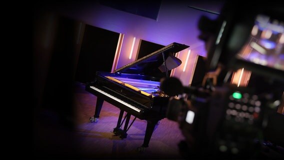 Ein Klavier steht in einem kleinen Studio. © NDR Foto: Claudius Hinzmann
