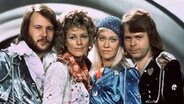 Die Mitglieder der schwedischen Popgruppe "Abba" (l-r) Benny Andersson, Anni-Frid Lyngstad, Agnetha Fältskog und Björn Ulvaeus posieren nach ihrem Sieg beim europäischen Schlagerwettbewerb Grand Prix d'Eurovision. © picture alliance/dpa/epa | Pressenbild 