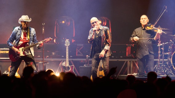 Bandmitglieder von City auf der Bühne des Abschiedskonzertes in Berlin © Annette Riedl/dpa Foto: Annette Riedl