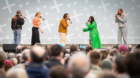 Fünf Sängerinnen und Sänger der Gruppe "The Real Group" auf einer Freilichtbühne. © A-capella-Woche Hannover Foto: Helge Krückeberg