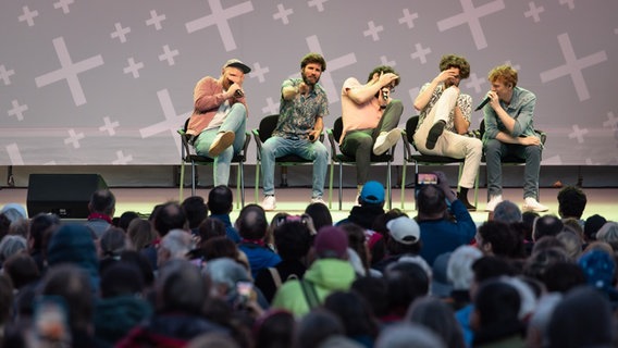 Fünf Sänger der Gruppe "anders" auf einer Freilichtbühne. Fünf Sänger der Gruppe "anders" auf einer Freilichtbühne. © A-capella-Woche Hannover Foto: Helge Krückeberg