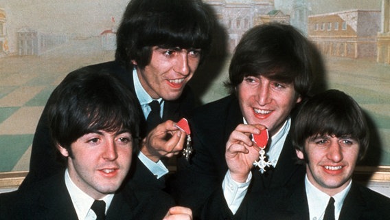 Das Archivbild vom 26.10.1965 zeigt die vier "Pilzköpfe" der britischen Popgruppe "The Beatles" (v.l.) Paul McCartney, George Harrison, John Lennon und Ringo Starr mit den Orden "Member of the Order of the British Empire". © epa/dpa +++ dpa-Bildfunk +++ 