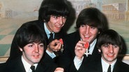 Das Archivbild vom 26.10.1965 zeigt die vier "Pilzköpfe" der britischen Popgruppe "The Beatles" (v.l.) Paul McCartney, George Harrison, John Lennon und Ringo Starr mit den Orden "Member of the Order of the British Empire". © epa/dpa +++ dpa-Bildfunk +++ 