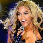 Beyoncé auf der Bühne mit Mikrofon © picture alliance/dpa/EPA | Larry W. Smith Foto: Larry W. Smith