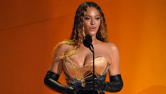 Beyonce nimmt den Preis für das beste Dance/Electronic Music Album für "Renaissance" bei der Verleihung der 65. Grammy Awards in Los Angeles entgegen. © Chris Pizzello/Invision/AP/dpa 