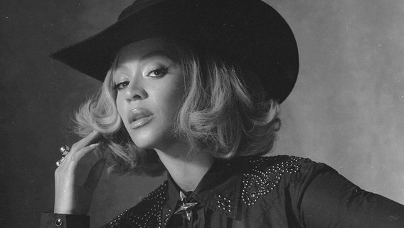Schwarz-Weiß-Bild von Beyoncé mit einem Cowboy-Hut © Esra Bajraktari / Sony Music 