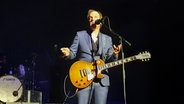 Ein Mann mit einer Gitarre vor einem Mikrofon auf einer Bühne. Es ist Joe Bonamassa. © NDR Foto: Uli Kniep