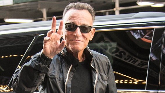 Bruce Springsteen grüßt bei der Ankunft vor einem Hotel © picture alliance / ZUMAPRESS.com | Debra L. Rothenberg Foto: Debra L. Rothenberg