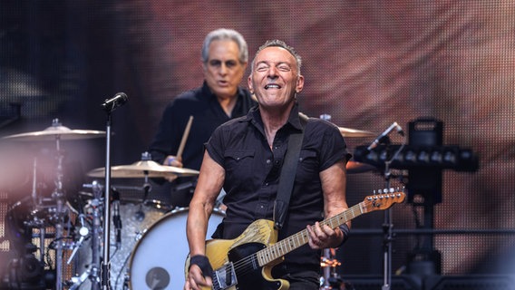 Bruce Springsteen hält eine Gitarre und schließt dabei die Augen bei seinem Auftritt in der Merkur Arena in NRW © Oliver Berg/dpa Foto: Oliver Berg