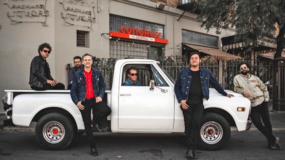 Die Band Calexico auf einem Promo-Foto des Labels für ihr neues Album "El Mirador" im April 2022 ©  CJ Strehlow/City Slang GmbH/dpa bildfunk Foto:  CJ Strehlow