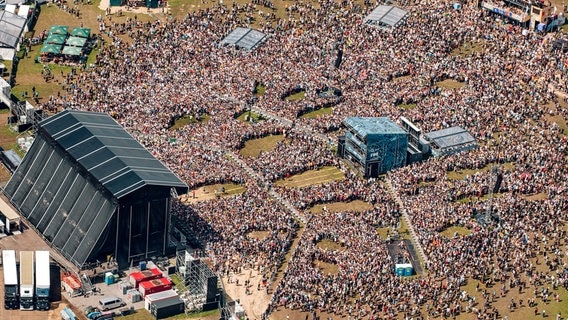 Eine Menschenmenge auf dem Festivalgelände des Deichbrand Festivals aus großer Höhe fotografiert. © Deichbrand Festival Foto: Johannes Thor Täuber