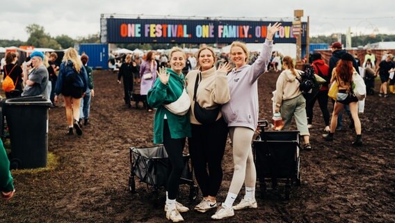 Besucherinnen winken in die Kamera © Line Tsoj/Deichbrand Festival Foto: linetsoj.com