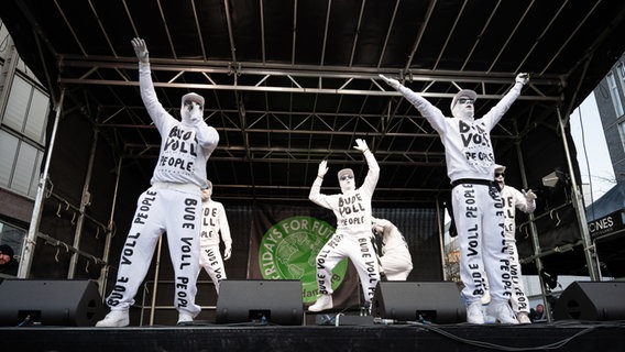 Die Band Deichkind bei einem Auftritt in Hamburg auf einer Fridays-for-Future-Demonstration zum globalen Klima-Aktionstag im Jahr 2019. © picture alliance/dpa Foto: Daniel Reinhardt