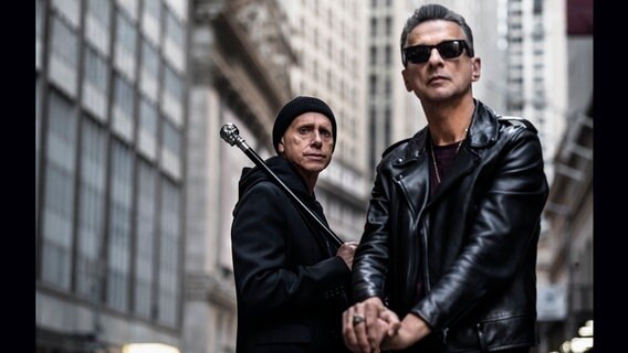Das Duo Depeche Mode: Martin Gore (links) und Dave Gahan, fotografiert von Anton Corbijn für ihr neues Album "Memento Mori" © Foto: Anton Corbijn/Sony Music/dpa Foto: Anton Corbijn