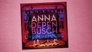 Anna Depenbusch steht mit Band auf der Bühne auf dem Cover ihres Live-Albums. © Liedland Anna Depenbusch Foto: Liedland Anna Depenbusch